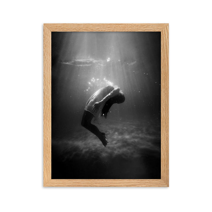 Poster mit Rahmen - girl in the water Kuratoren von artlia Oak / 30×40 cm artlia