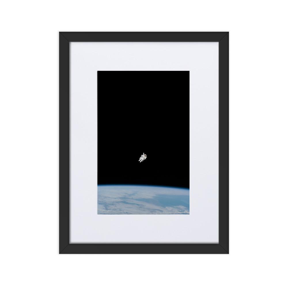 Astronaut im Weltraum - Poster im Rahmen mit Passepartout NASA schwarz / 30×40 cm artlia