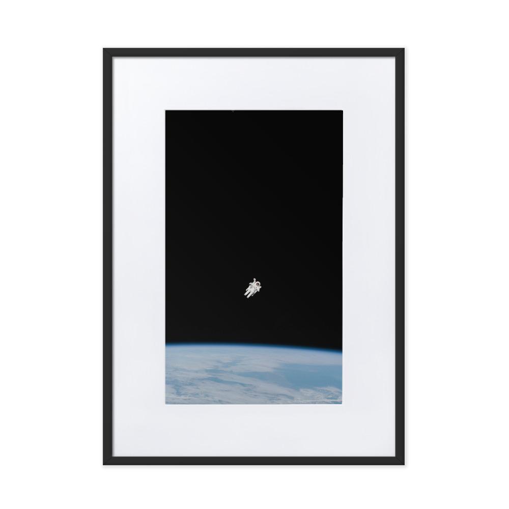 Astronaut im Weltraum - Poster im Rahmen mit Passepartout NASA schwarz / 50×70 cm artlia