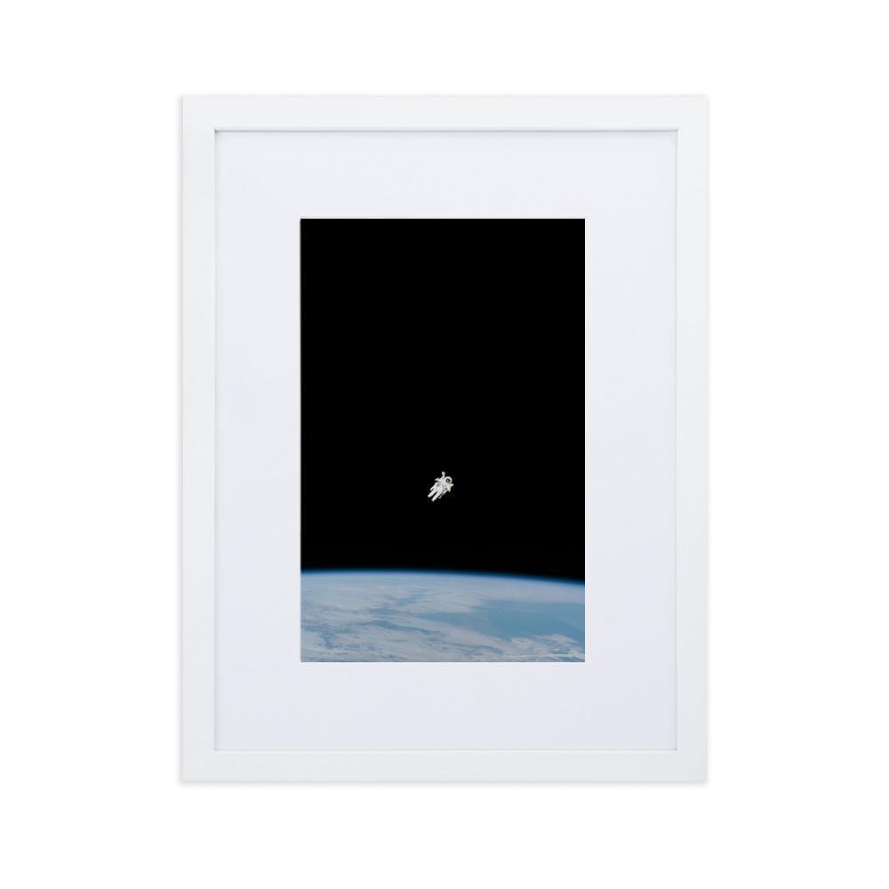 Astronaut im Weltraum - Poster im Rahmen mit Passepartout NASA weiß / 30×40 cm artlia