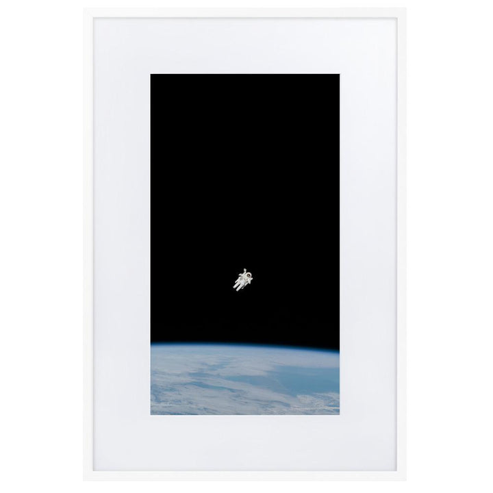 Astronaut im Weltraum - Poster im Rahmen mit Passepartout NASA weiß / 61×91 cm artlia