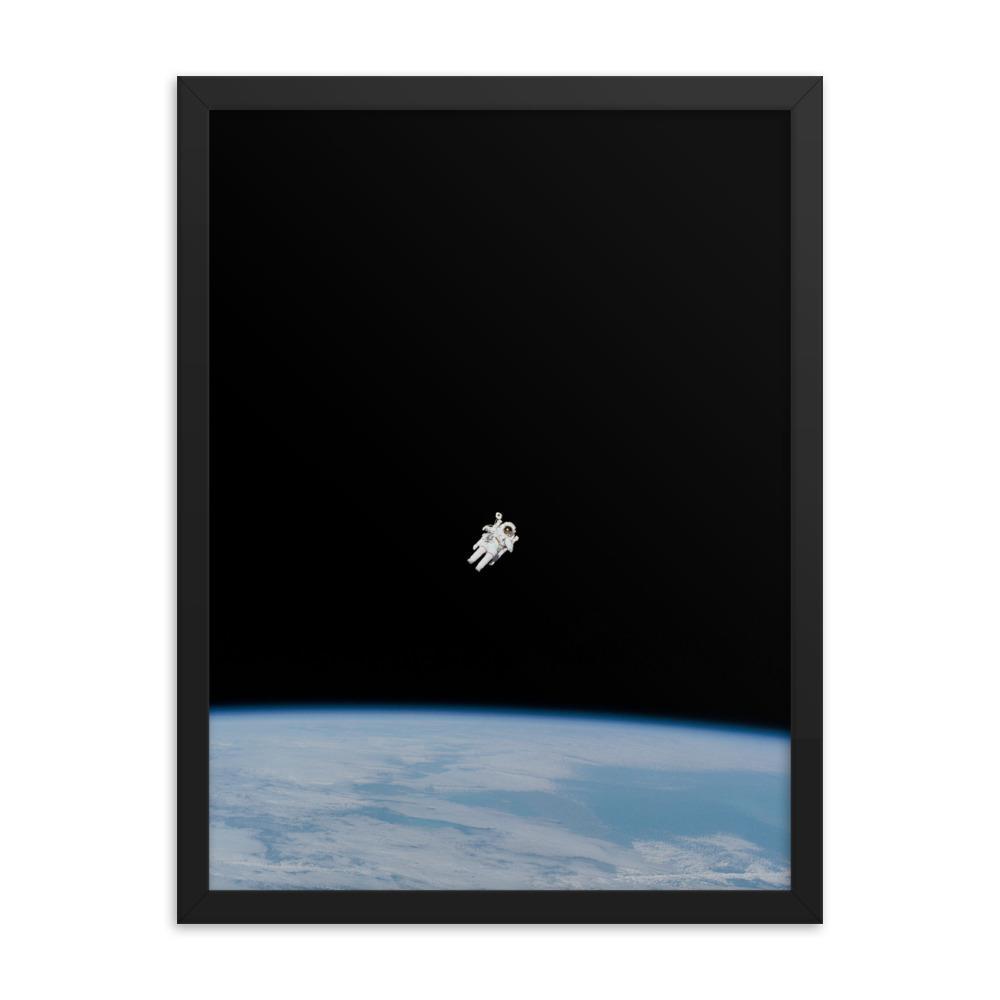 Astronaut im Weltraum - Poster im Rahmen NASA schwarz / 46x61 cm artlia