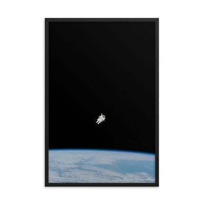 Astronaut im Weltraum - Poster im Rahmen NASA schwarz / 61x91 cm artlia