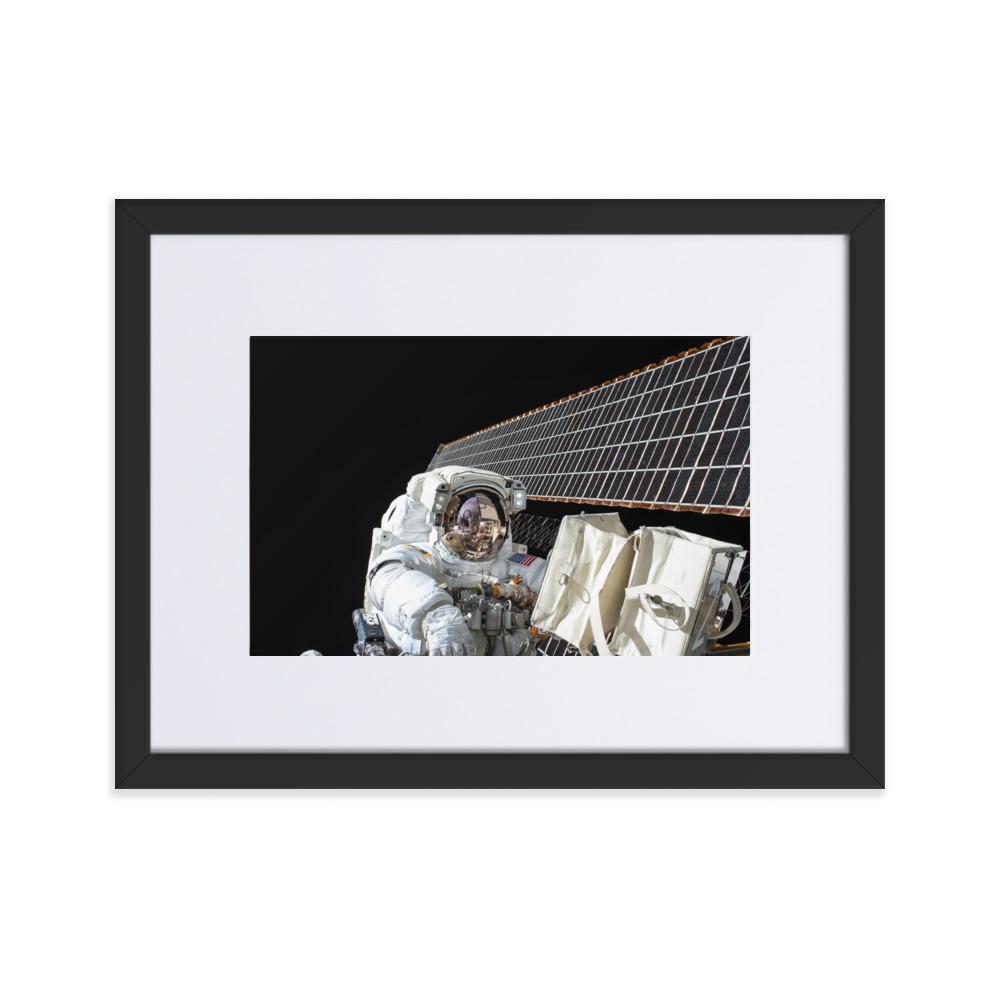 Astronaut - Poster im Rahmen mit Passepartout NASA schwarz / 30×40 cm artlia