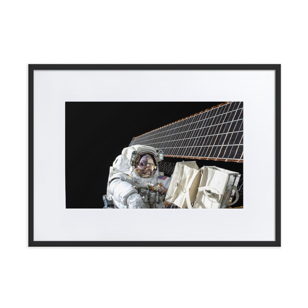 Astronaut - Poster im Rahmen mit Passepartout NASA schwarz / 50×70 cm artlia