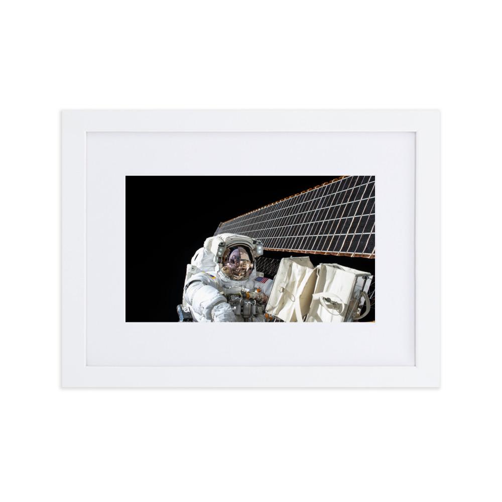 Astronaut - Poster im Rahmen mit Passepartout NASA weiß / 21x30 cm artlia