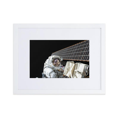 Astronaut - Poster im Rahmen mit Passepartout NASA weiß / 30x40 cm artlia