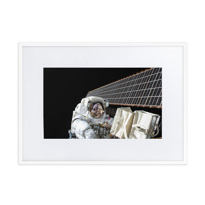 Astronaut - Poster im Rahmen mit Passepartout NASA weiß / 50x70 cm artlia