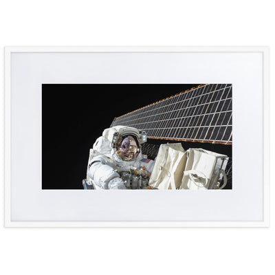 Astronaut - Poster im Rahmen mit Passepartout NASA weiß / 61x91 cm artlia