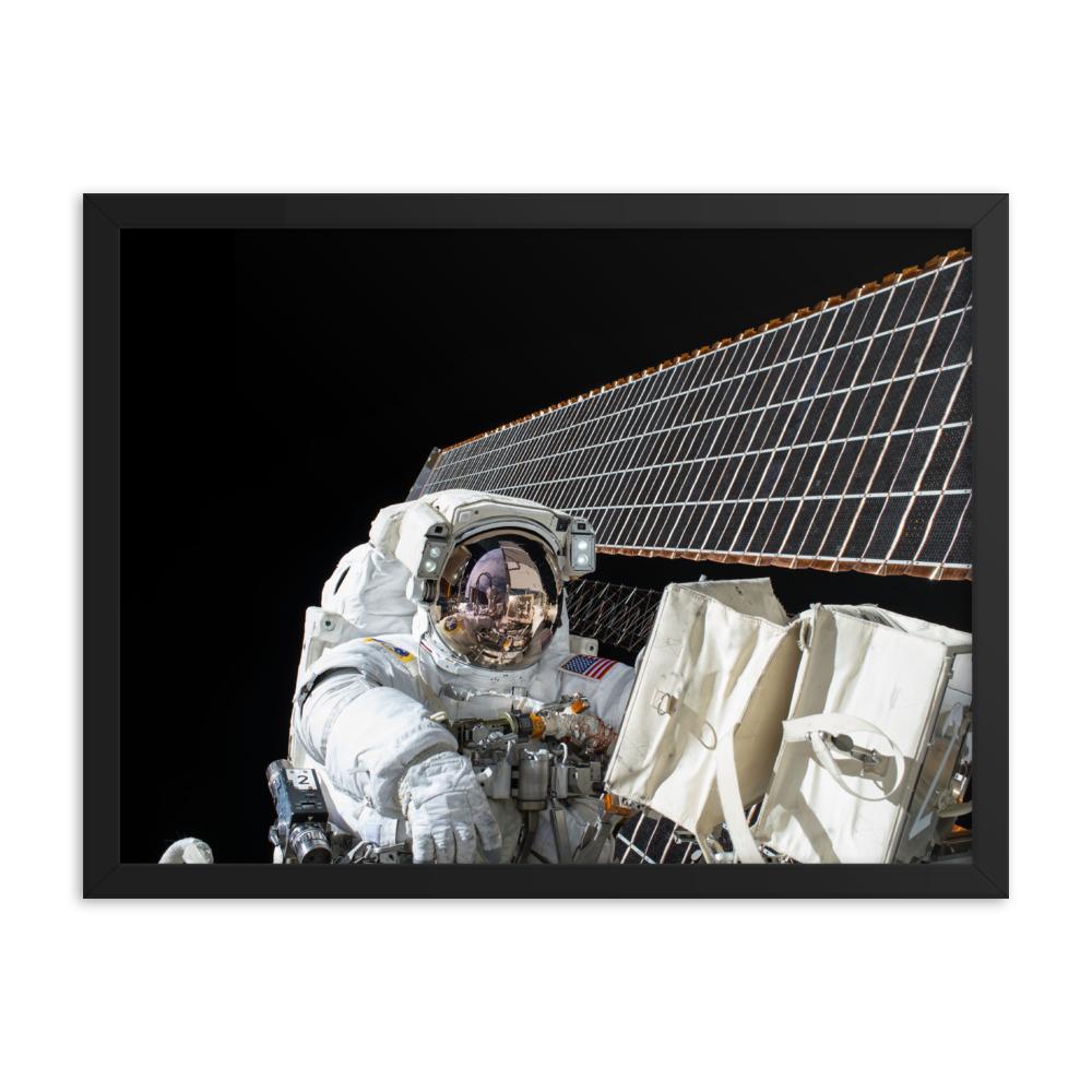 Astronaut - Poster im Rahmen NASA schwarz / 46x61 cm artlia