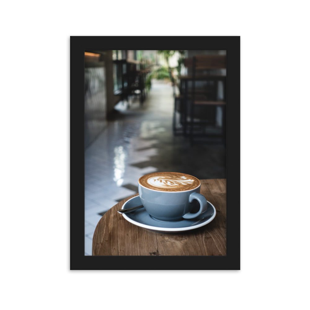 Cappuccino in Café - Poster im Rahmen Kuratoren von artlia Schwarz / 21×30 cm artlia