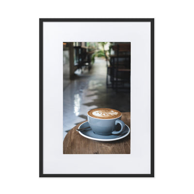 Cappuccino in Café - Poster im Rahmen mit Passepartout Kuratoren von artlia Schwarz / 50×70 cm artlia