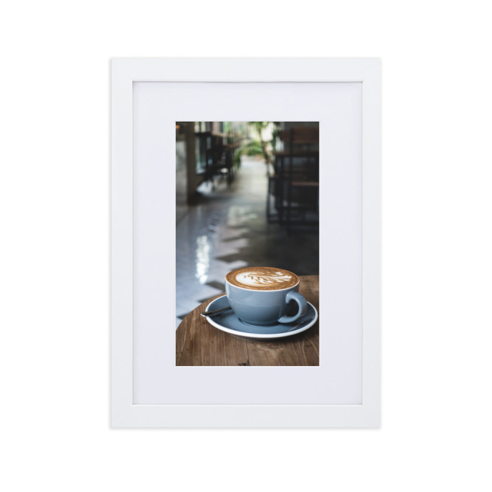Cappuccino in Café - Poster im Rahmen mit Passepartout Kuratoren von artlia Weiß / 21×30 cm artlia
