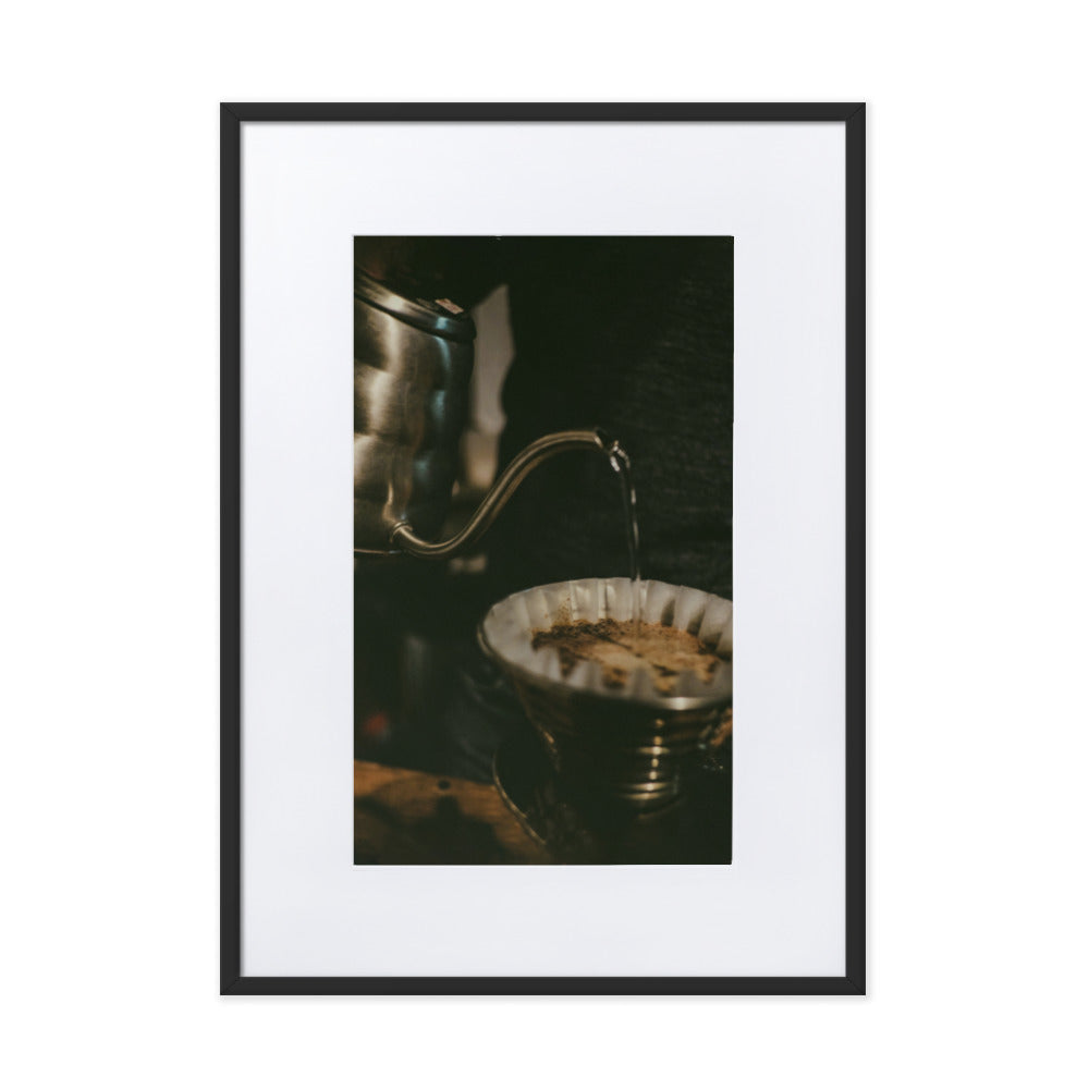 cozy Café - Poster im Rahmen mit Passepartout Kuratoren von artlia Schwarz / 50×70 cm artlia