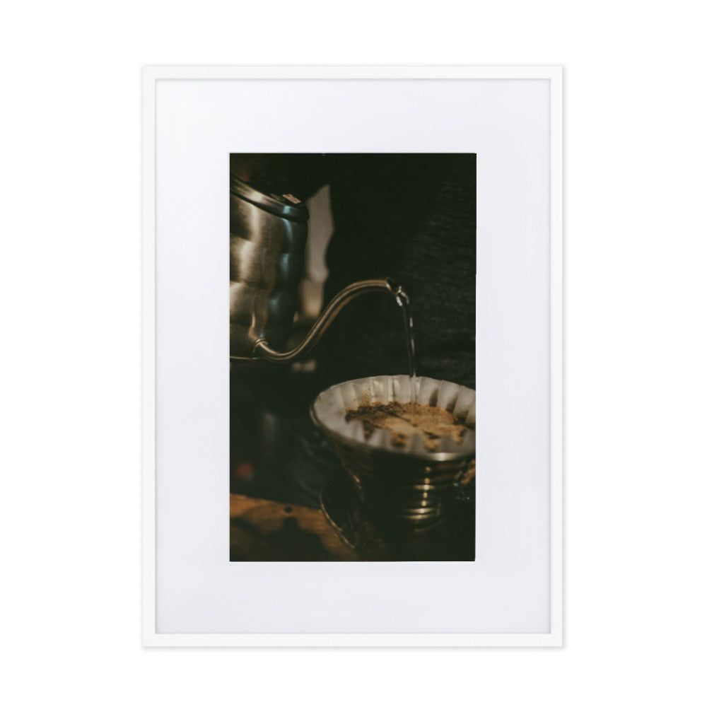 cozy Café - Poster im Rahmen mit Passepartout Kuratoren von artlia Weiß / 50×70 cm artlia