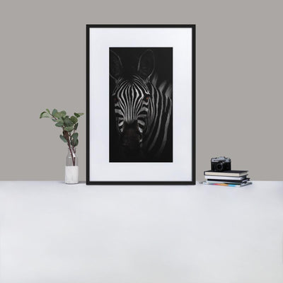 das Starren des Zebras - Poster im Rahmen mit Passepartout Kuratoren von artlia artlia