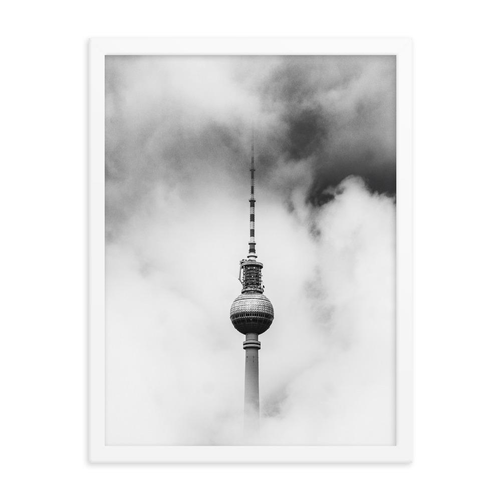 Der Berliner Fernsehturm - Poster im Rahmen Kuratoren von artlia weiß / 30x41 cm artlia