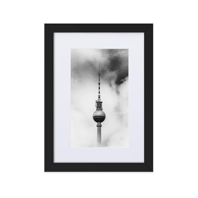 Der Berliner Fernsehturm - Poster im Rahmen mit Passepartout Kuratoren von artlia schwarz / 21×30 cm artlia