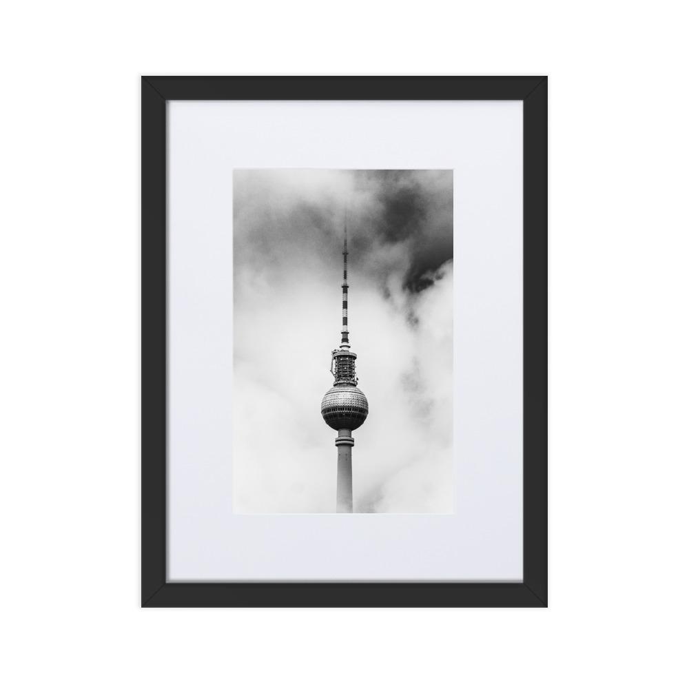Der Berliner Fernsehturm - Poster im Rahmen mit Passepartout Kuratoren von artlia schwarz / 30×40 cm artlia