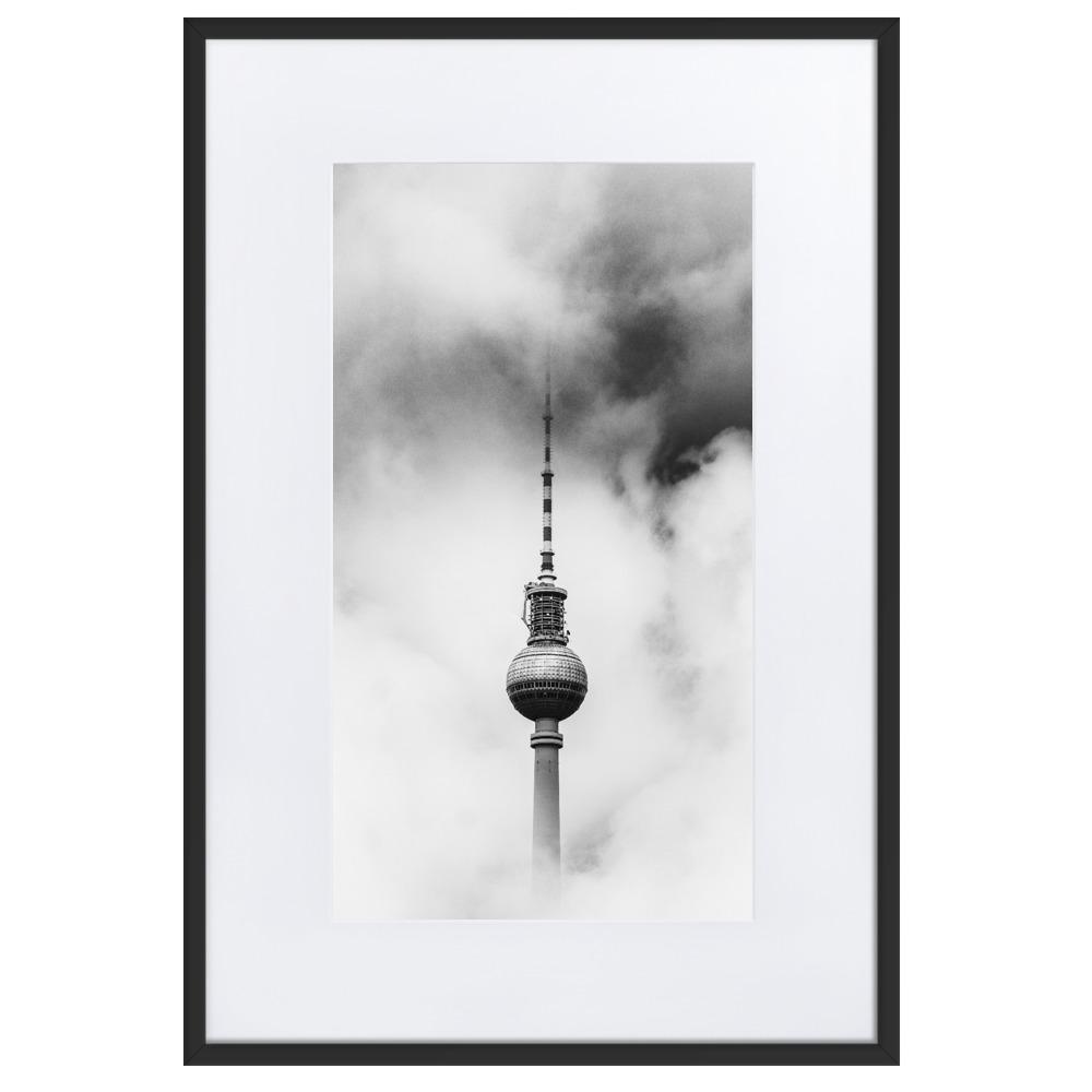 Der Berliner Fernsehturm - Poster im Rahmen mit Passepartout Kuratoren von artlia schwarz / 61×91 cm artlia