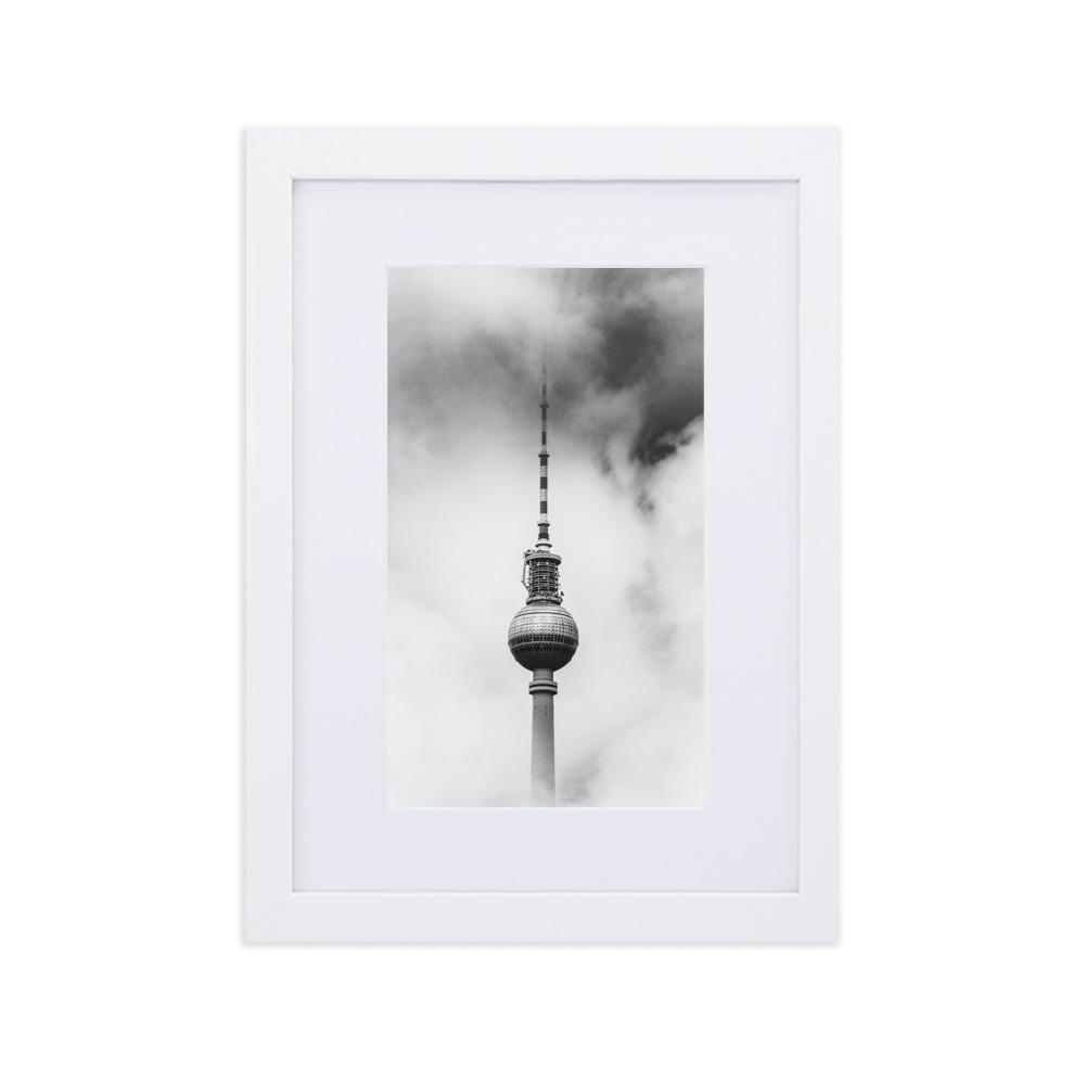 Der Berliner Fernsehturm - Poster im Rahmen mit Passepartout Kuratoren von artlia weiß / 21×30 cm artlia