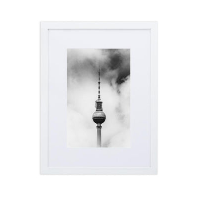 Der Berliner Fernsehturm - Poster im Rahmen mit Passepartout Kuratoren von artlia weiß / 30×40 cm artlia