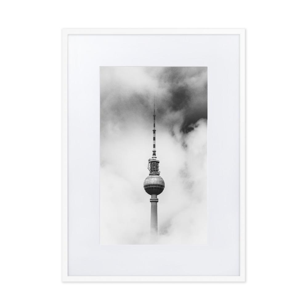 Der Berliner Fernsehturm - Poster im Rahmen mit Passepartout Kuratoren von artlia weiß / 50×70 cm artlia