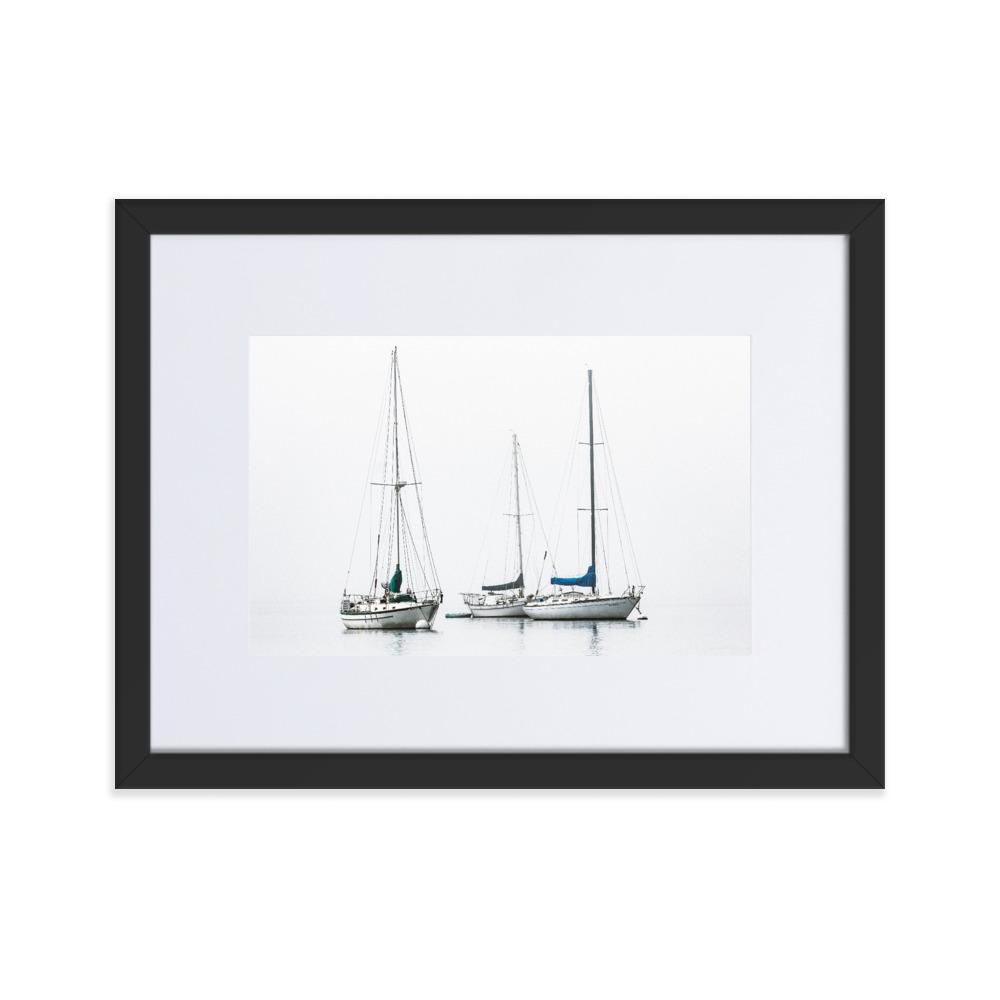 drei Segelboote - Poster im Rahmen mit Passepartout Kuratoren von artlia schwarz / 30×40 cm artlia