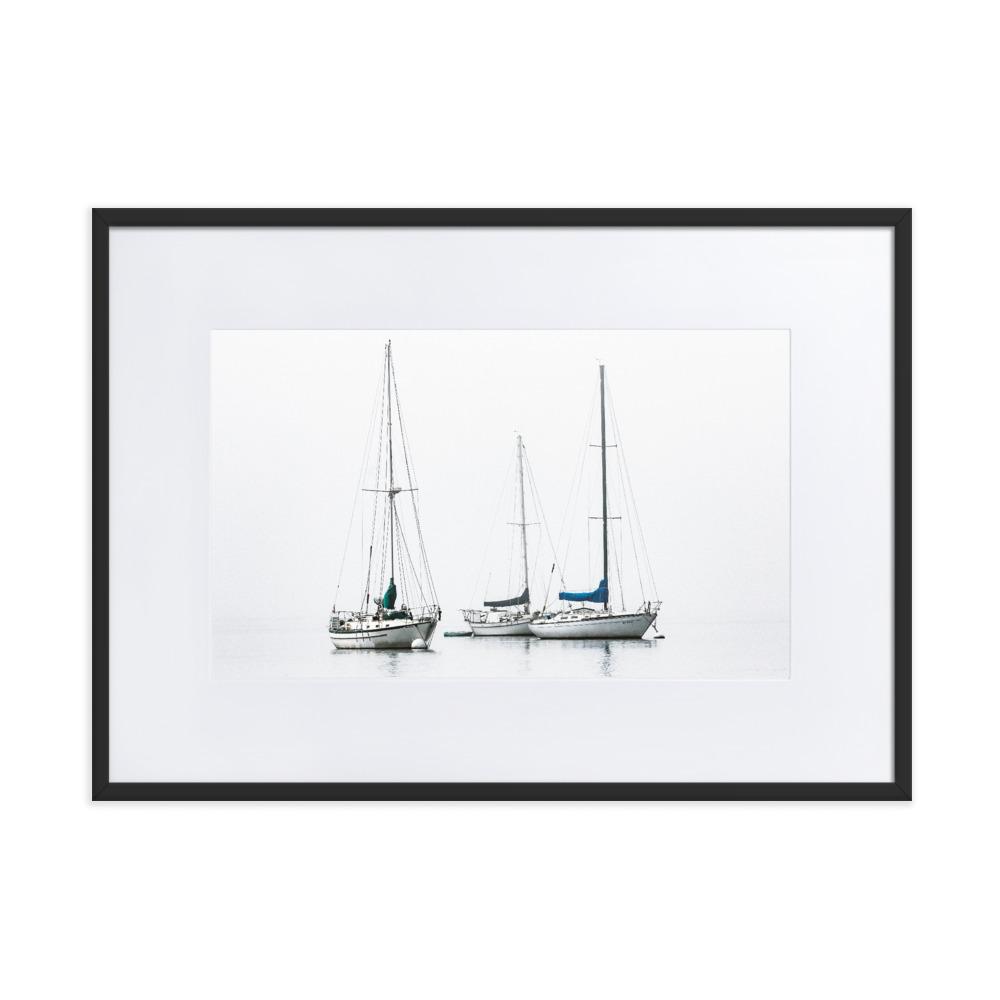 drei Segelboote - Poster im Rahmen mit Passepartout Kuratoren von artlia schwarz / 50×70 cm artlia