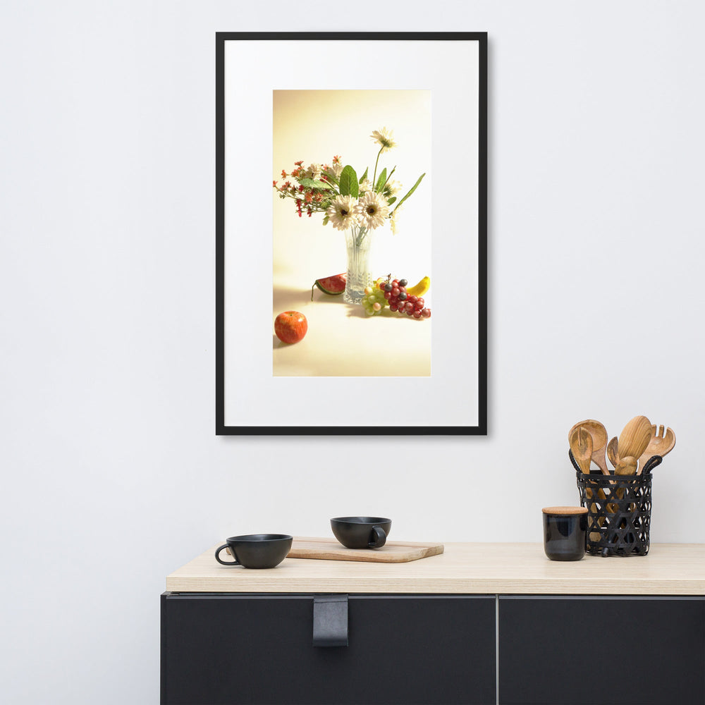 Flower Vase - Poster im Rahmen mit Passepartout Kuratoren von artlia artlia