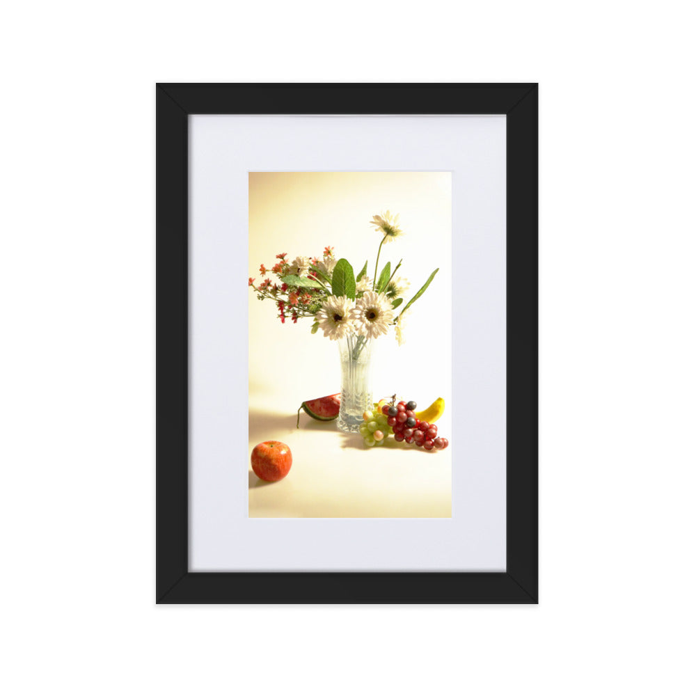 Flower Vase - Poster im Rahmen mit Passepartout Kuratoren von artlia Schwarz / 21×30 cm artlia