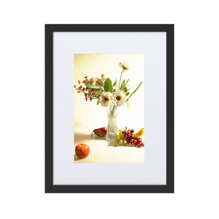 Flower Vase - Poster im Rahmen mit Passepartout Kuratoren von artlia Schwarz / 30×40 cm artlia