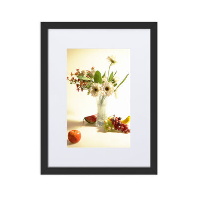 Flower Vase - Poster im Rahmen mit Passepartout Kuratoren von artlia Schwarz / 30×40 cm artlia