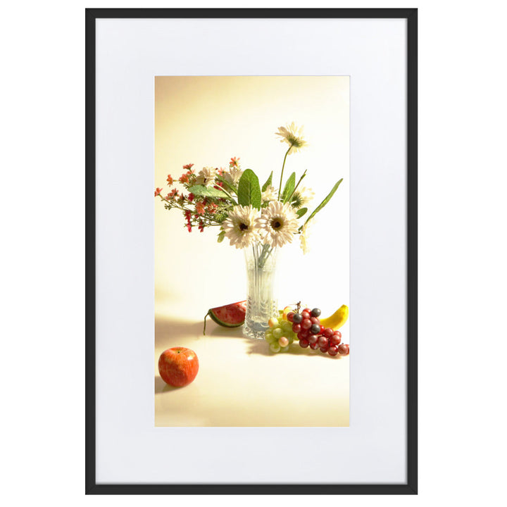 Flower Vase - Poster im Rahmen mit Passepartout Kuratoren von artlia Schwarz / 61×91 cm artlia