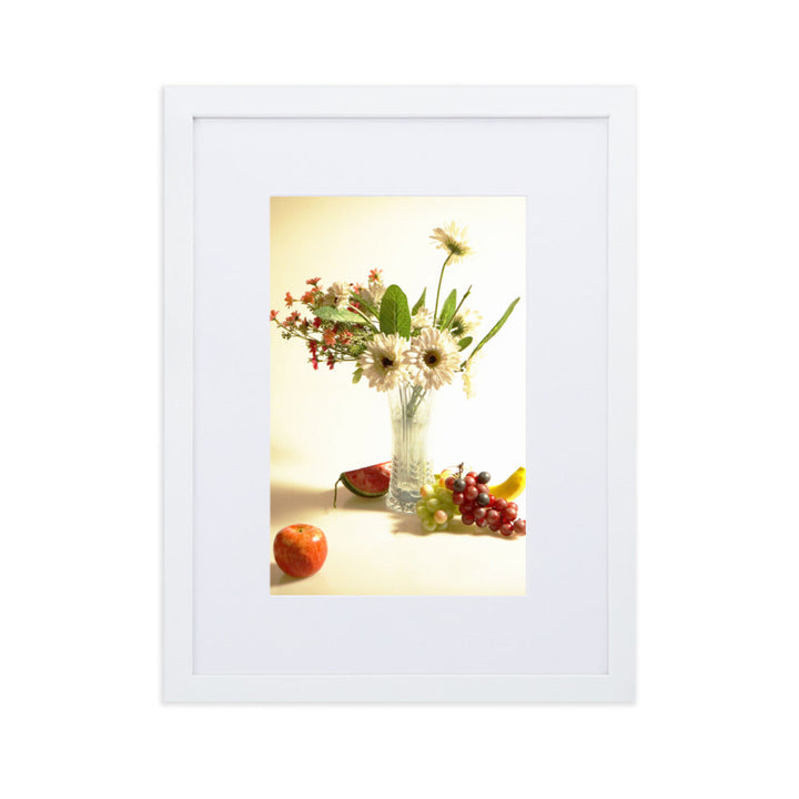 Flower Vase - Poster im Rahmen mit Passepartout Kuratoren von artlia Weiß / 30×40 cm artlia