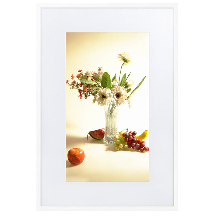 Flower Vase - Poster im Rahmen mit Passepartout Kuratoren von artlia Weiß / 61×91 cm artlia