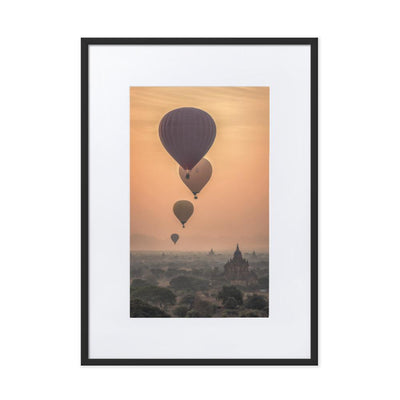 Heißluftbalons hot air balloons - Poster im Rahmen mit Passepartout artlia Schwarz / 50×70 cm artlia
