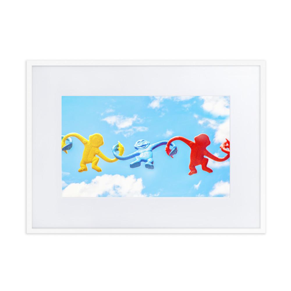 Himmlisches Teamwork - Poster im Rahmen mit Passepartout Kuratoren von artlia weiß / 50×70 cm artlia