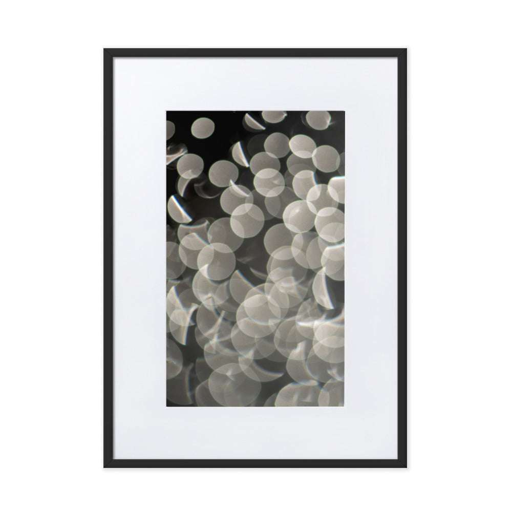 Lichtblasen - Poster im Rahmen mit Passepartout Kuratoren von artlia Schwarz / 50×70 cm artlia