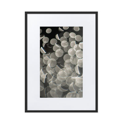Lichtblasen - Poster im Rahmen mit Passepartout Kuratoren von artlia Schwarz / 50×70 cm artlia