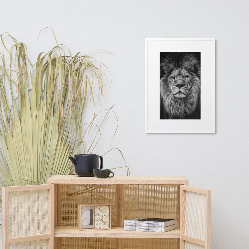 Loewe Lion - Poster im Rahmen mit Passepartout artlia Weiß / 50×70 cm artlia