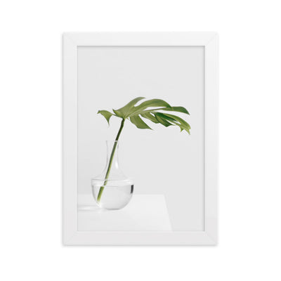 Palm in Vase - Poster im Rahmen Kuratoren von artlia Weiß / 21×30 cm artlia