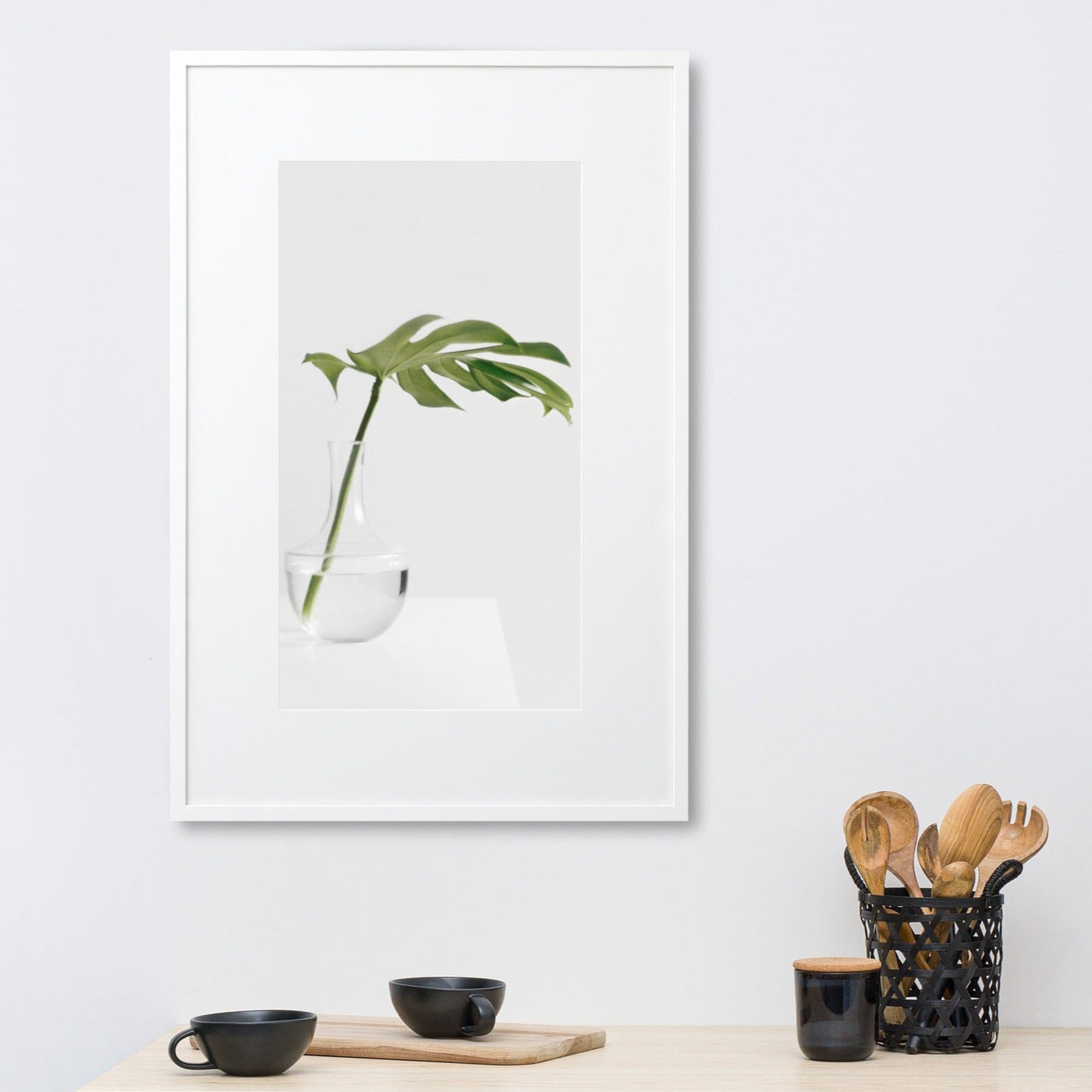 Palm in Vase - Poster im Rahmen mit Passepartout Kuratoren von artlia artlia