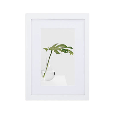 Palm in Vase - Poster im Rahmen mit Passepartout Kuratoren von artlia Weiß / 21×30 cm artlia