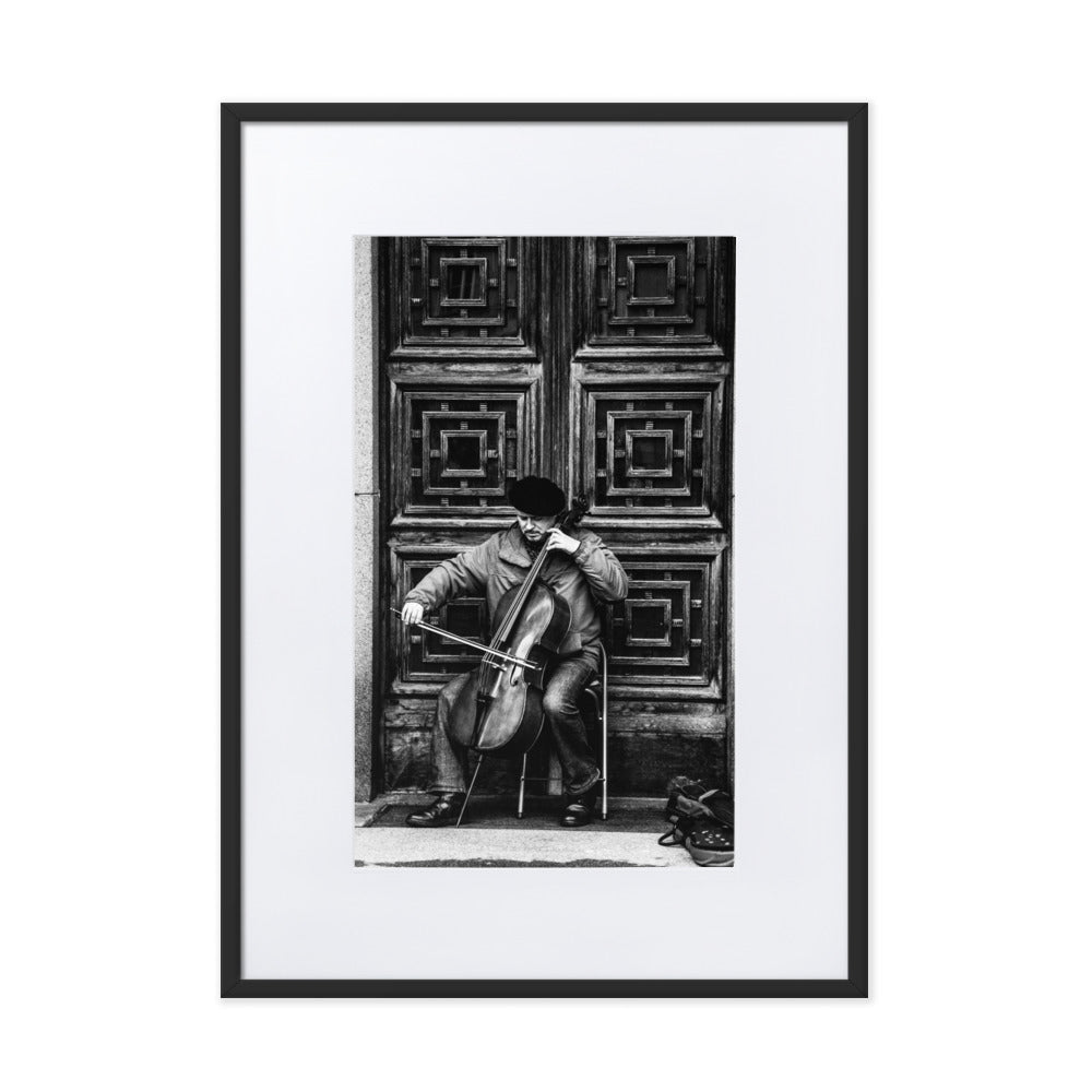 Poster mit Passepartout - A Cellist on the Street Kuratoren von artlia Schwarz / 50×70 cm artlia