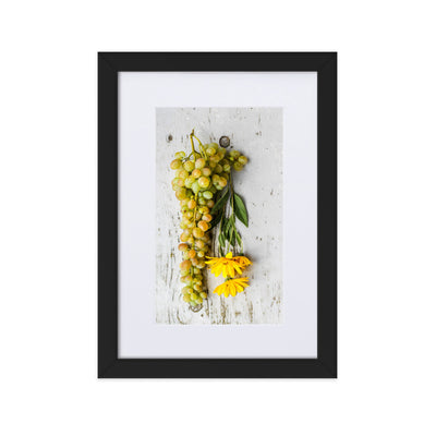 Poster mit Passepartout - Weintrauben und Blumen Kuratoren von artlia Schwarz / 21×30 cm artlia