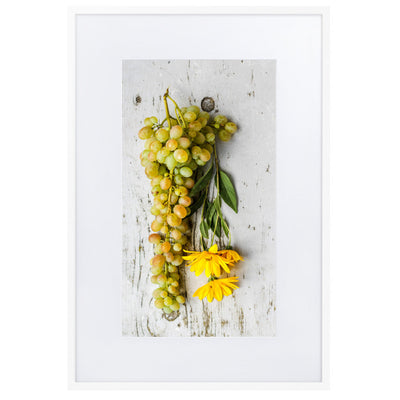 Poster mit Passepartout - Weintrauben und Blumen Kuratoren von artlia Weiß / 61×91 cm artlia