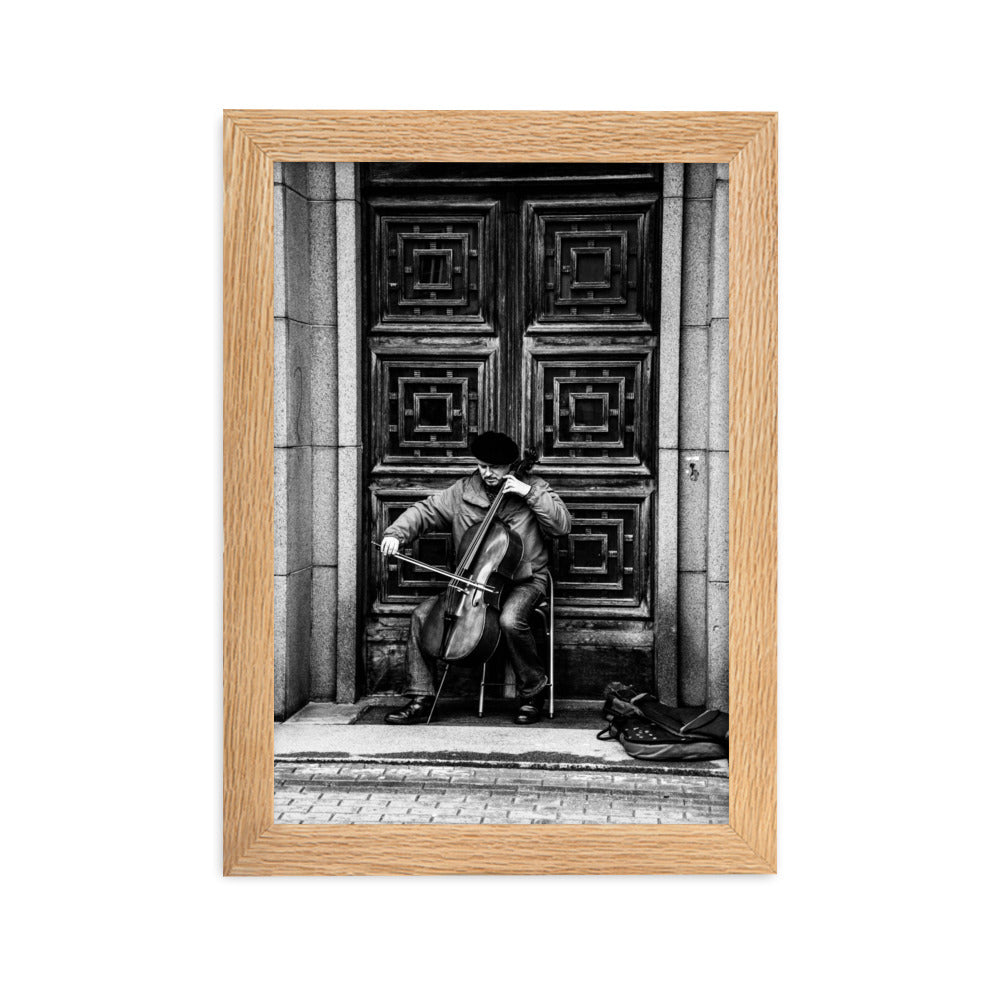 Poster mit Rahmen - A Cellist on the Street Kuratoren von artlia Oak / 21×30 cm artlia