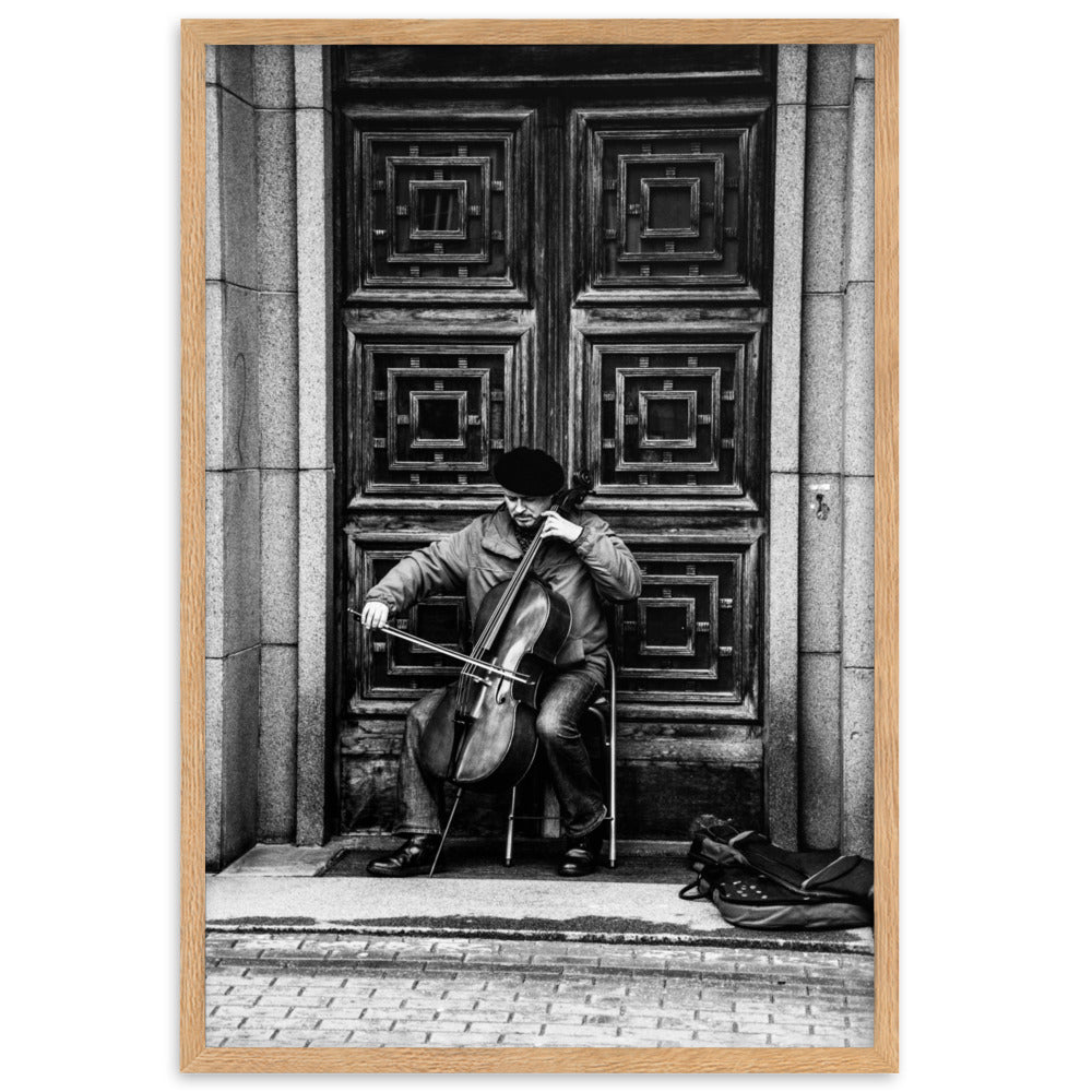 Poster mit Rahmen - A Cellist on the Street Kuratoren von artlia Oak / 61×91 cm artlia