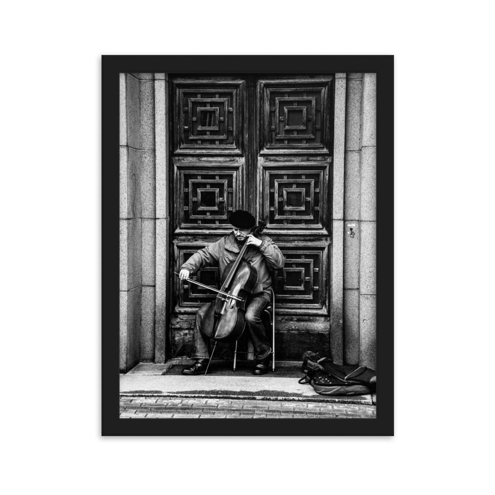 Poster mit Rahmen - A Cellist on the Street Kuratoren von artlia Schwarz / 30×40 cm artlia